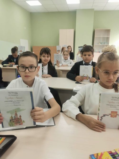 Во всех школах России учебная неделя началась с классного часа «Разговоры о важном»