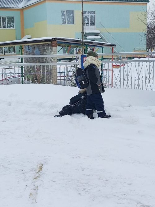 После уроков младшие школьники домой возвращаются весело