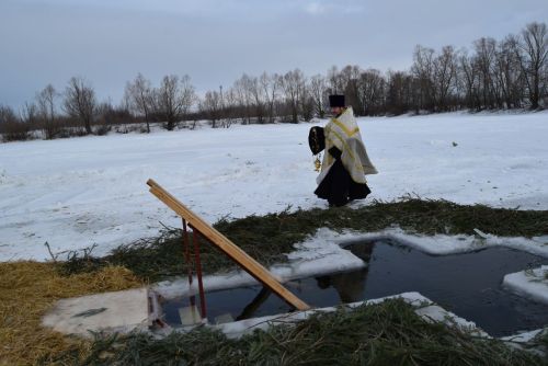 На Абсалямовском озере освятили Крещенскую прорубь