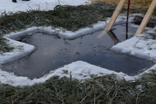 На Абсалямовском озере освятили Крещенскую прорубь