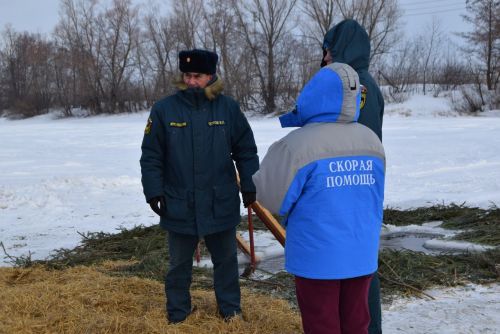 На Абсалямовском озере освятили Крещенскую прорубь