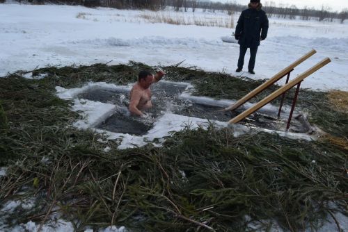 На Абсалямовском озере освятили Крещенскую прорубь