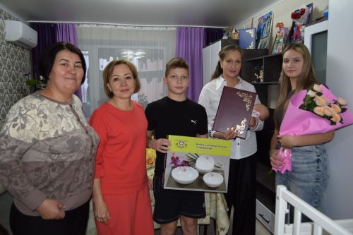 Самина мирно спала в руках матери
