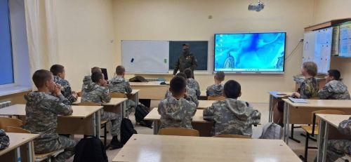 В Нижнекамске боец СВО с позывным Казань, вернувшись в отпуск, поделился с кадетами важными уроками о дисциплине и победе.