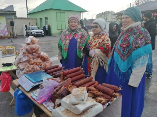 На уруссинскую ярмарку стекался добрый народ