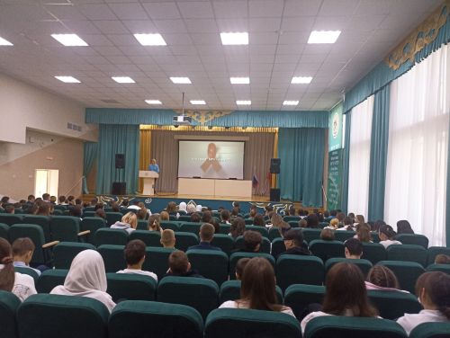 В гимназии Уруссу состоялась лекция организованная врачом-педиатром, школьникам рассказали о  возникновении ВИЧ