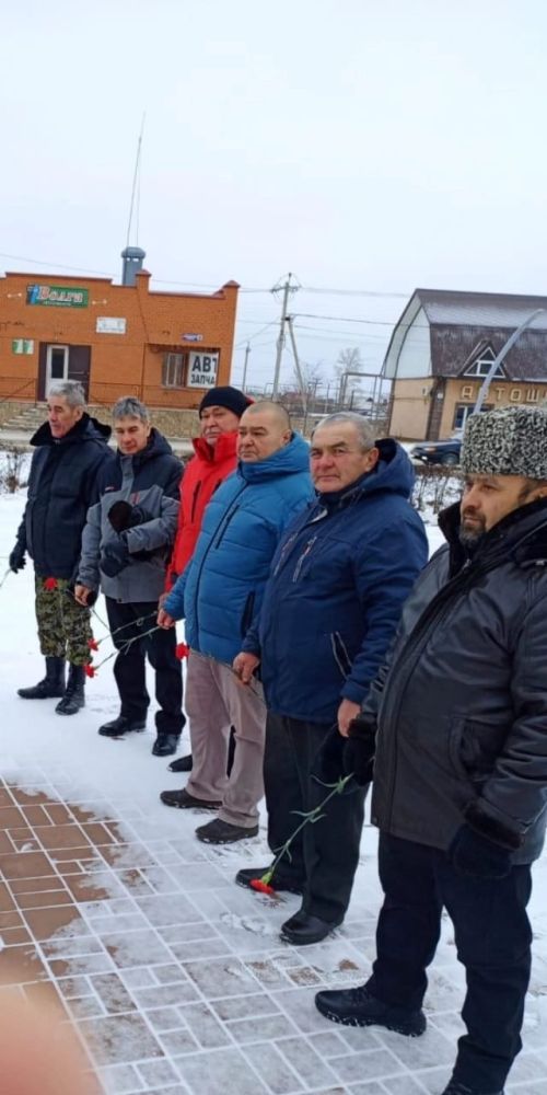 Сегодня ветераны боевых действий почтили память погибших в Чечне, возложив цветы к мемориалу