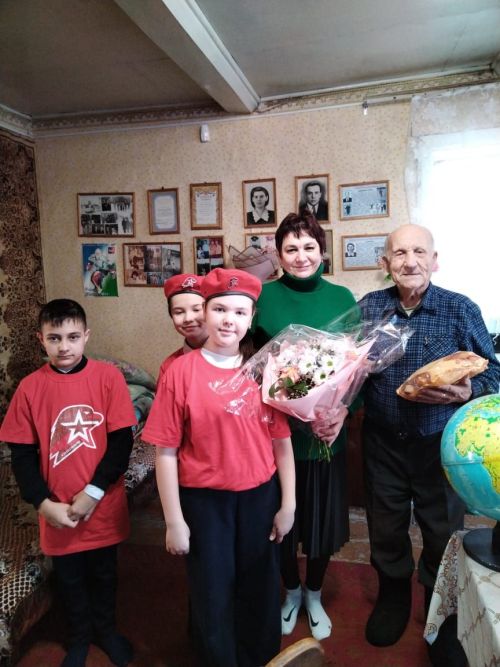 Коллектив «Уруссинской гимназии» и члены юнармейского отряда поздравили ветерана-педагога гимназии, с Днем Рождения!