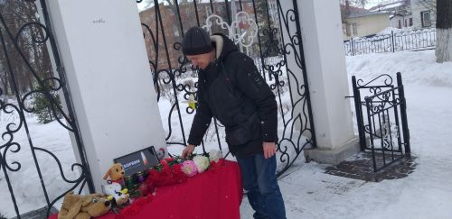 В Уруссу организован стихийный мемориал