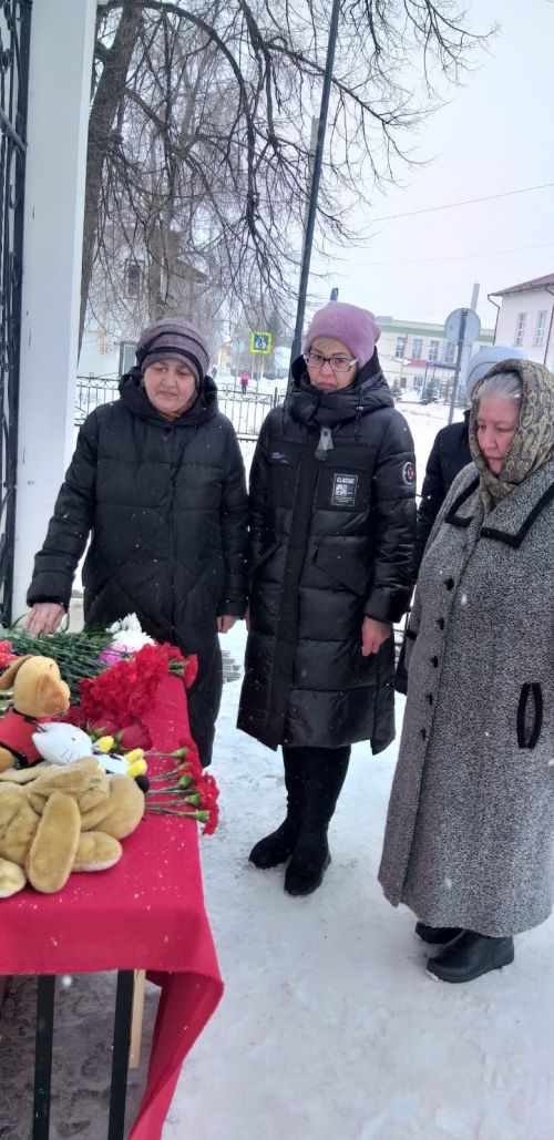 В Уруссу организован стихийный мемориал