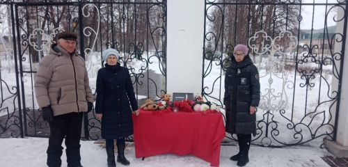 В Уруссу организован стихийный мемориал
