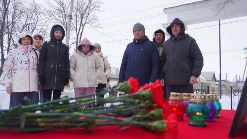 В Уруссу организован стихийный мемориал