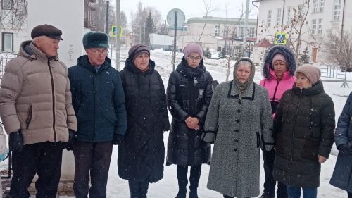 В Уруссу организован стихийный мемориал