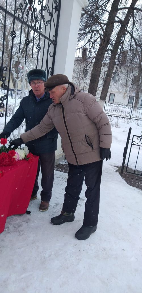 В Уруссу организован стихийный мемориал