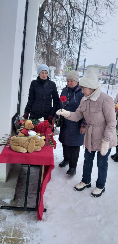 В Уруссу организован стихийный мемориал