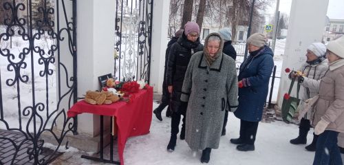 В Уруссу организован стихийный мемориал