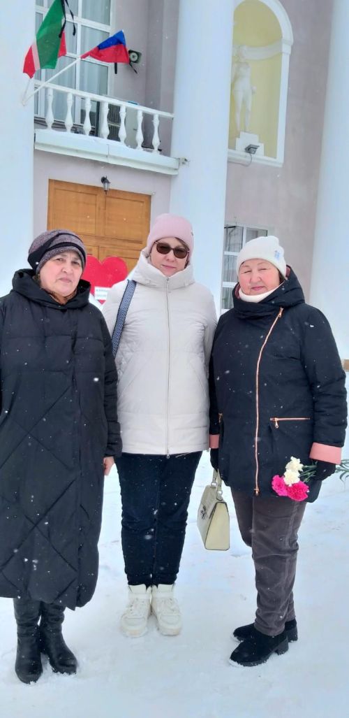 В Уруссу организован стихийный мемориал