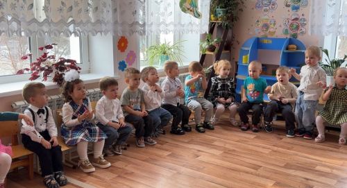 Самые маленькие дошкольники Уруссинского детского сада поздравили мам и бабушек с праздником