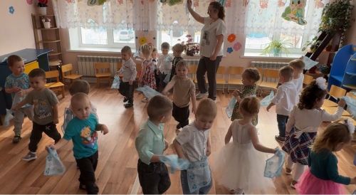 Самые маленькие дошкольники Уруссинского детского сада поздравили мам и бабушек с праздником