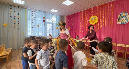 Самые маленькие дошкольники Уруссинского детского сада поздравили мам и бабушек с праздником