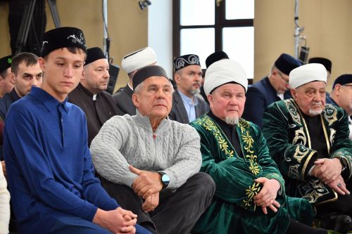 Праздничный намаз в Галеевской мечети посетили Минниханов, Метшин и бойцы СВО