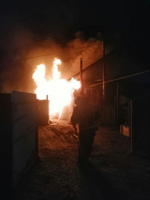 Во время пожара в поселке Уруссу пострадали люди и поврежден жилой дом