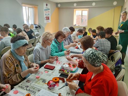 В ПМК «Атлант» прошел мастер класс «Брошь из георгиевской ленточки»
