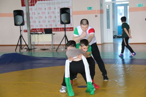 Корэш испытал юных борцов на спортивную выправку