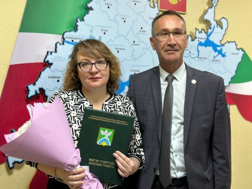 Муниципальных служащих Ютазинского района глава поздравил с Днем местного самоуправления