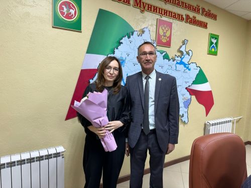 Муниципальных служащих Ютазинского района глава поздравил с Днем местного самоуправления