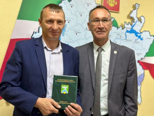 Муниципальных служащих Ютазинского района глава поздравил с Днем местного самоуправления