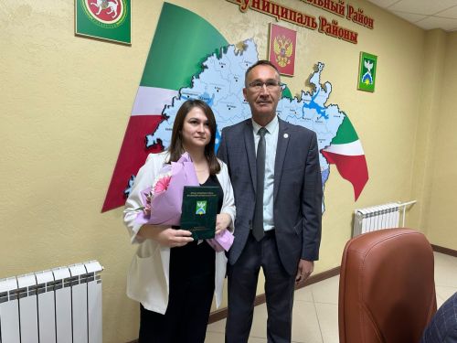 Муниципальных служащих Ютазинского района глава поздравил с Днем местного самоуправления