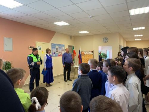 Дым-Тамакские школьники встретились с инспектором ГИБДД