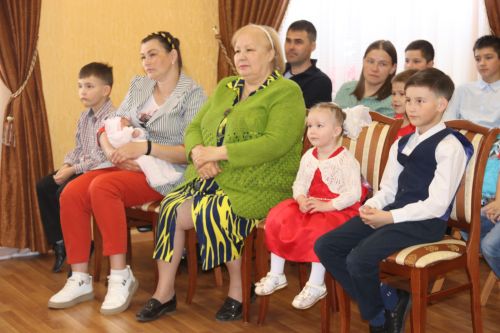 В зале торжеств районного Дома культуры звучали фанфары в честь многодетных семей.