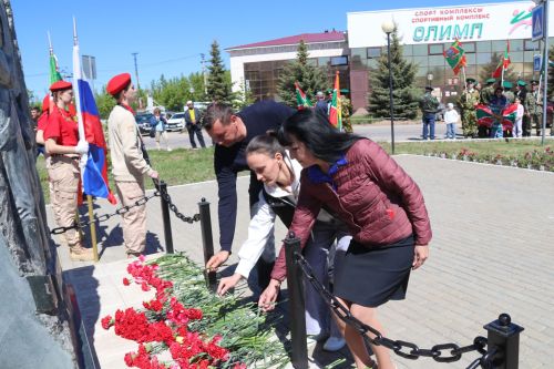 В Уруссу у мемориала воинам-пограничникам состоялся митинг, посвященный Дню пограничника