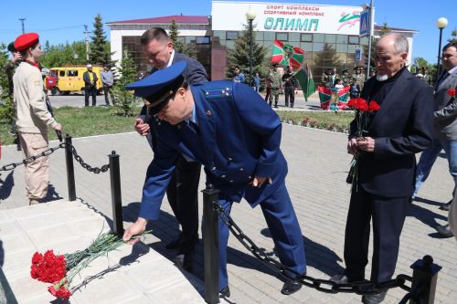 В Уруссу у мемориала воинам-пограничникам состоялся митинг, посвященный Дню пограничника