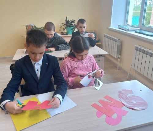 Юные жители Ютазинского района активно участвуют в акции «Окна Победы»