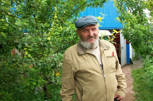 Голуби и страусы — его страсть
