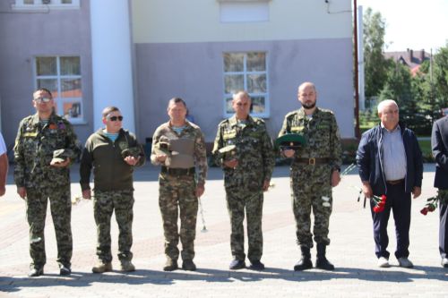 Фигуры музыкантов на площади РДК безмолвно скорбели на проводах своего создателя