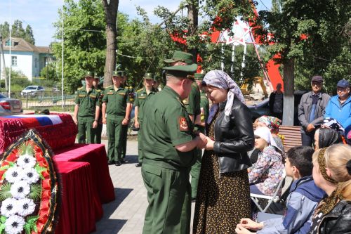 Фигуры музыкантов на площади РДК безмолвно скорбели на проводах своего создателя