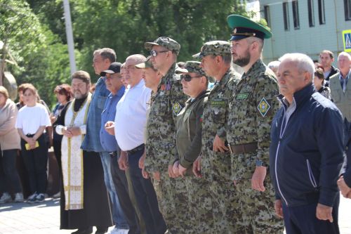Фигуры музыкантов на площади РДК безмолвно скорбели на проводах своего создателя