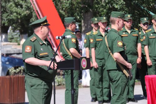 Фигуры музыкантов на площади РДК безмолвно скорбели на проводах своего создателя