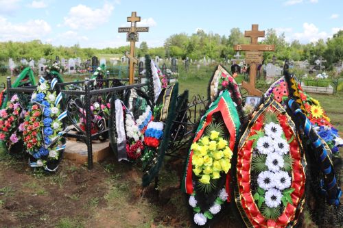 Фигуры музыкантов на площади РДК безмолвно скорбели на проводах своего создателя