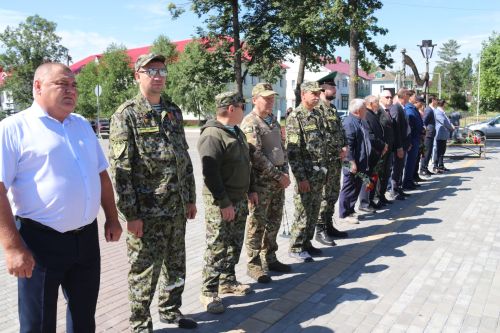 Фигуры музыкантов на площади РДК безмолвно скорбели на проводах своего создателя