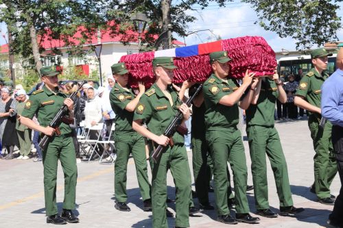 Фигуры музыкантов на площади РДК безмолвно скорбели на проводах своего создателя