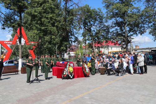 Фигуры музыкантов на площади РДК безмолвно скорбели на проводах своего создателя