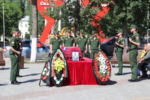 Фигуры музыкантов на площади РДК безмолвно скорбели на проводах своего создателя