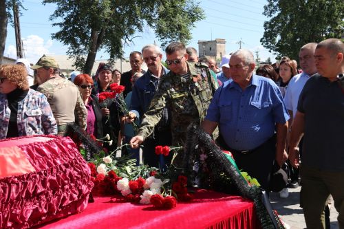 Фигуры музыкантов на площади РДК безмолвно скорбели на проводах своего создателя