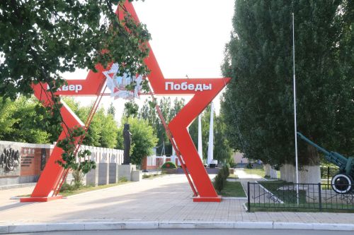 Фигуры музыкантов на площади РДК безмолвно скорбели на проводах своего создателя