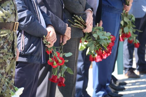 Фигуры музыкантов на площади РДК безмолвно скорбели на проводах своего создателя